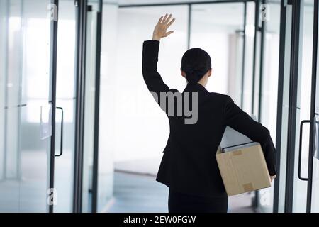 Infornata uomo d'affari che lascia l'ufficio con la scatola di appartiene Foto Stock