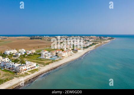 Vista aerea costiera di Perivolia, Larnarca, Cipro Foto Stock