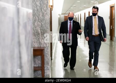 Washington, Stati Uniti. 02 marzo 2021. Il senatore Chris Coons (D-DE) prima di un'audizione di commissione presso il Campidoglio degli Stati Uniti, a Washington, DC, martedì 2 marzo, 2021. Oggi, mentre i negoziati del Congresso sul progetto di legge COVID del Presidente Biden da 1.9 trilioni di dollari continuano dopo il passaggio in Aula, il Senato voterà sulla nomina di Gina Raimondo a Segretario del Commercio. (Graeme Sloan/Sipa USA) Credit: Sipa USA/Alamy Live News Foto Stock