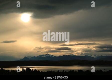 Fantastico tramonto sul lago Argentino Vista dalla città di El Calafate, Patagonia, Argentina Foto Stock