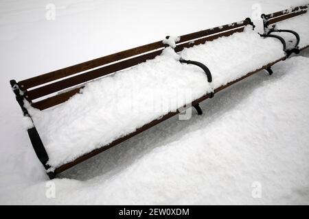 Panchine del parco cittadino coperte di neve, Boston Massachusetts Foto Stock
