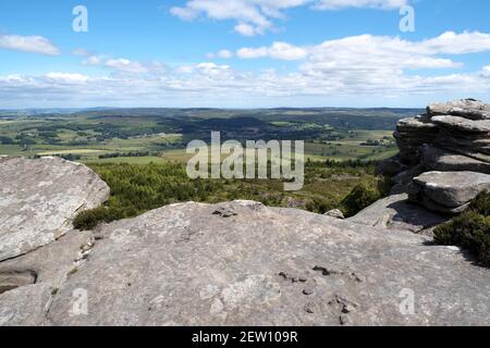 Affioramenti di arenaria sulle colline di Simonside, sopra Rothbury, Northumberland, Inghilterra, Regno Unito Foto Stock