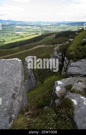 Affioramenti di arenaria sulle colline di Simonside, sopra Rothbury, Northumberland, Inghilterra, Regno Unito Foto Stock