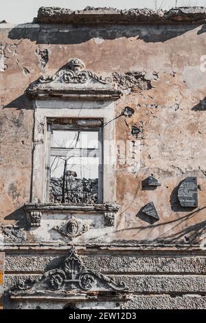 Un muro danneggiato del vecchio edificio distrutto Foto Stock