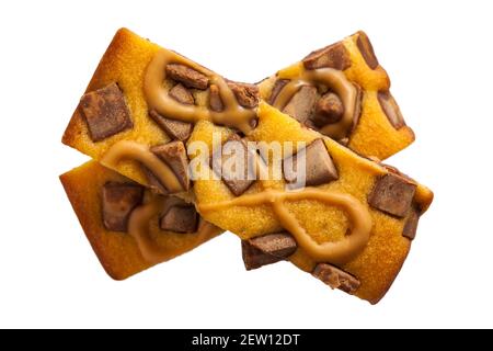 Cadbury latte caseario fette di torta al caramello isolate su sfondo bianco Foto Stock