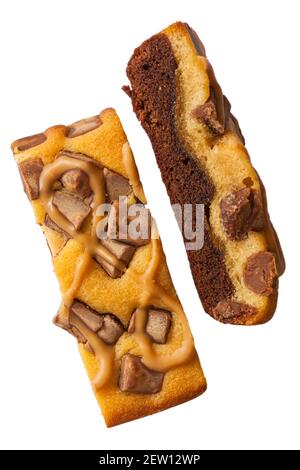 Cadbury latte caseario fette di torta al caramello isolate su sfondo bianco Foto Stock