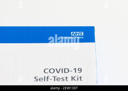 Un kit di autotest NHS Covid-19 Foto Stock