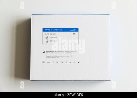 Un kit di autotest NHS Covid-19 Foto Stock