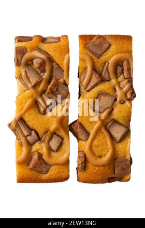 Cadbury latte caseario fette di torta al caramello isolate su sfondo bianco Foto Stock