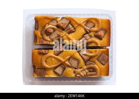 Cadbury latte caseario fette di torta al caramello isolate su sfondo bianco Foto Stock