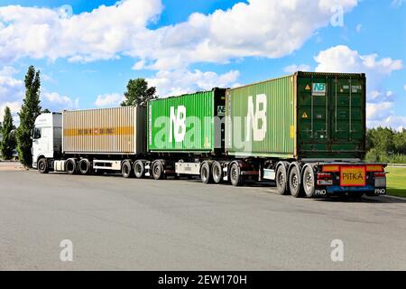 Veicolo DAF bianco pronto per il trasporto lungo di tre container marittimi, treno stradale, vista posteriore. Forssa, Finlandia. 28 agosto 2020. Foto Stock