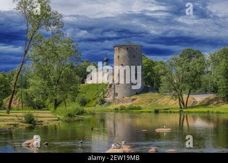 Vista della Torre Gremyachaya e dell'antica Chiesa Kosmodamiana (Kosma e Damian) in un giorno nuvoloso di giugno. Pskov, Russia Foto Stock