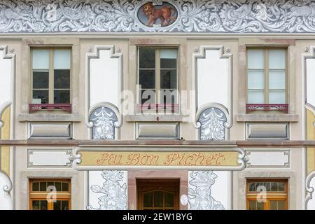 Francia, basso Reno, Selestat, trompe l'oeil facciata del ristorante Au Bon Pichet situato sulle Marche aux Choux (mercato dei cavoli) Foto Stock