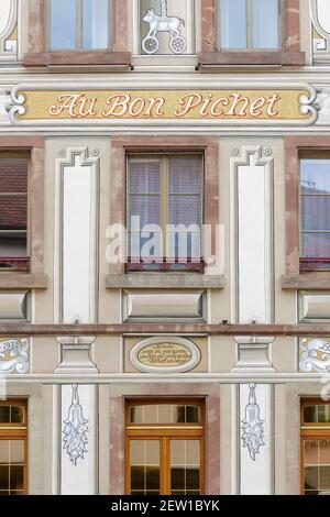 Francia, basso Reno, Selestat, trompe l'oeil facciata del ristorante Au Bon Pichet situato sulle Marche aux Choux (mercato dei cavoli) Foto Stock