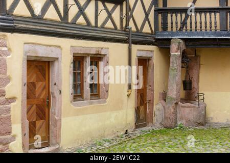 Francia, Alto Reno, Route des vins d'Alsace (strada dei vini alsaziani), Riquewhir etichettato Les Plus Beaux Villages de France (uno dei più Beauti Foto Stock