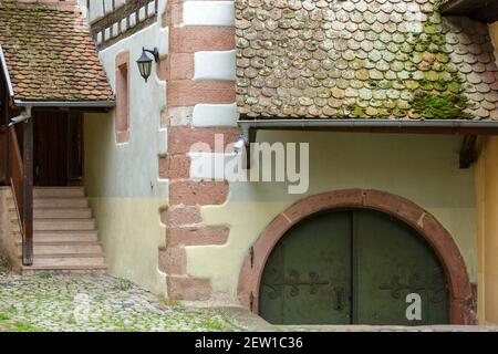 Francia, Alto Reno, Route des vins d'Alsace (strada dei vini alsaziani), Riquewhir etichettato Les Plus Beaux Villages de France (uno dei più bei villaggi di Francia), facciata di una casa a graticcio costruita nell'ex Cour des Eveques de Strasbourg (cortile dei vescovi di Strasburgo) costruito tra il 14 ° e il 16 ° secolo Foto Stock