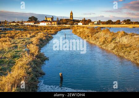 Francia, Vandea (85), île de Noirmoutier, Noirmoutier-en-l'Ile, le Château e l'Église Saint-Philbert le long du Canal Foto Stock