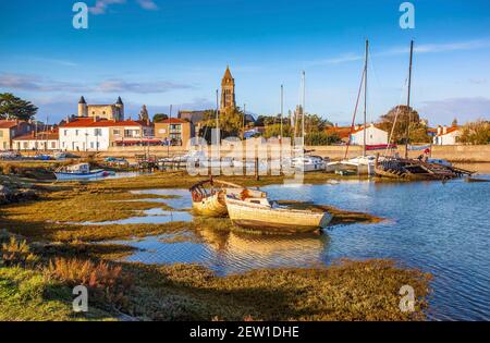 Francia, Vandea (85), île de Noirmoutier, Noirmoutier-en-l'Ile, le Château, L'Église Saint-Philbert et le cimetière de bateaux au piano Premier Foto Stock