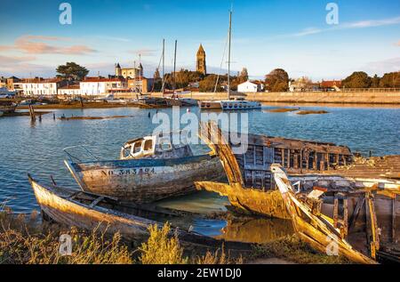 Francia, Vandea (85), île de Noirmoutier, Noirmoutier-en-l'Ile, le Château, L'Église Saint-Philbert et le cimetière de bateaux au piano Premier Foto Stock