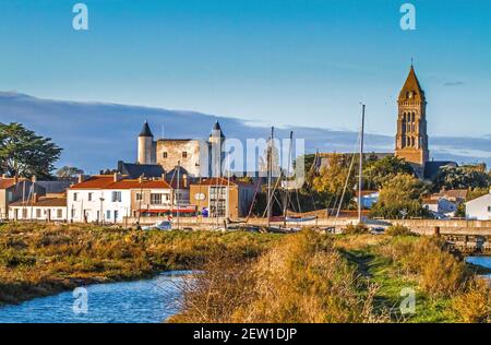 Francia, Vandea (85), île de Noirmoutier, Noirmoutier-en-l'Ile, le Château e l'Église Saint-Philbert le long du Canal Foto Stock