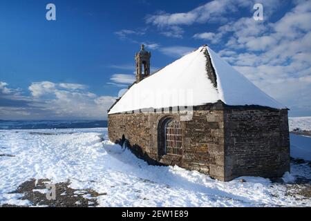 Francia, Finistere, Parco Naturale Regionale Armorico, Monti Aree, Braspart, Monte Saint Michel, Cappella di Saint Michel sotto la neve Foto Stock