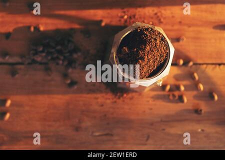 caffè tempo di mestiere su sfondo di legno, macinare caffè e caffè fagiolo Foto Stock