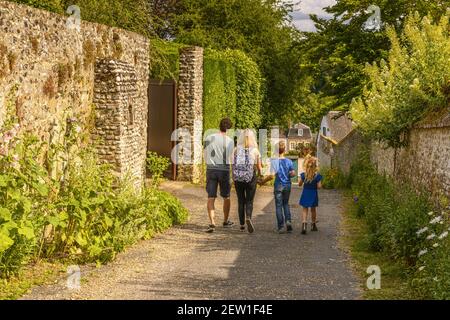 Francia, Somme, Baie de Somme, Saint Valery sur Somme, le strade della città medievale fiancheggiate da hollyhocks in primavera Foto Stock