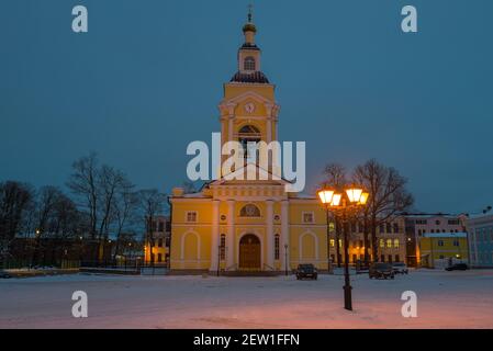 Cattedrale della Trasfigurazione sulla Piazza del Teatro al crepuscolo di febbraio. Vyborg, Russia Foto Stock