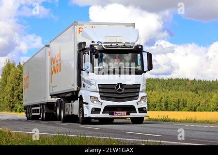 Camion bianco Mercedes-Benz Actros per le consegne della posta finlandese, Posti Kuljetus Oy tira rimorchio sulla strada statale 2 Jokioinen, Finlandia. 28 agosto 2020 Foto Stock