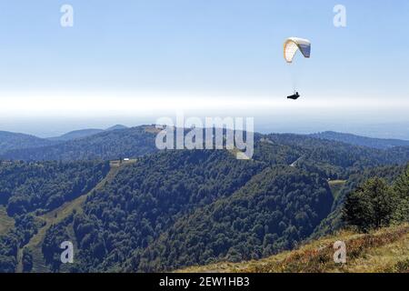 Francia, territorio di Belfort, Ballon d'Alsace, (1241 m), panorama dalla cima Foto Stock