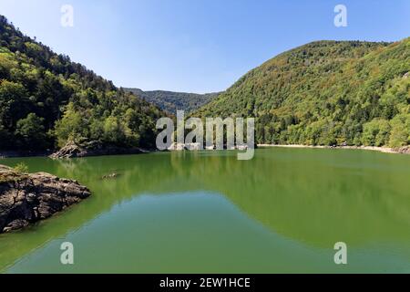 Francia, Alto Reno, valle del Doller, Sewen, diga del lago di Sewen ai piedi del Ballon d'Alsace e la cima del Ballon d'Alsace (1241 m) sullo sfondo Foto Stock