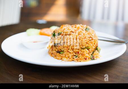 Tom Yum Kung Fried Rice primo piano su bokeh di sfondo Foto Stock