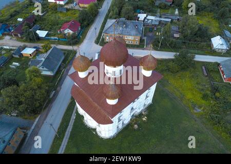 Sopra la vecchia Chiesa dell'Annunciazione in una mattina di agosto. Kargopol, Russia Foto Stock