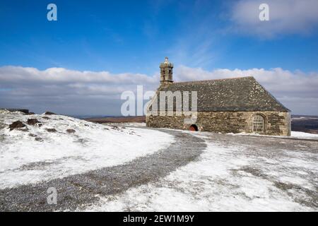 Francia, Finistere, Parco Naturale Regionale Armorico, Monti Aree, Braspart, Monte Saint Michel, Cappella di Saint Michel sotto la neve Foto Stock