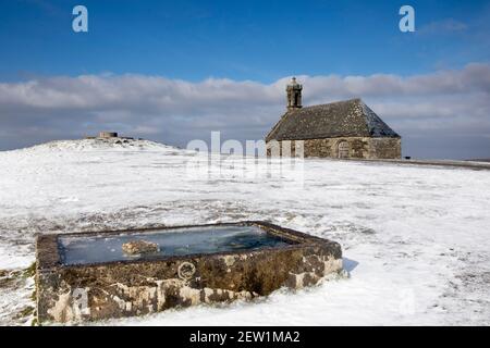 Francia, Finistere, Parco Naturale Regionale Armorico, Monti Aree, Braspart, Monte Saint Michel, Cappella di Saint Michel sotto la neve Foto Stock