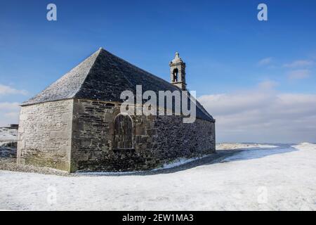 Francia, Finistere, Parco Naturale Regionale Armorico, Monti Aree, Braspart, Monte Saint Michel, Cappella di Saint Michel sotto la neve Foto Stock