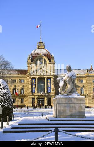 Francia, Bas Rhin, Strasburgo, quartiere di Neustadt, risalente al periodo tedesco elencato come Patrimonio Mondiale dall'UNESCO, Place de la Republique, monumento di guerra, una madre detiene i suoi due figli morenti, uno guarda sulla Francia e l'altro guarda sulla Germania e il Palais du Rhin (ex Kaiserpalast) Foto Stock