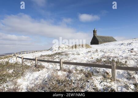 Francia, Finistere, Parco Naturale Regionale Armorico, Monti Aree, Braspart, Monte Saint Michel, Cappella di Saint Michel sotto la neve Foto Stock