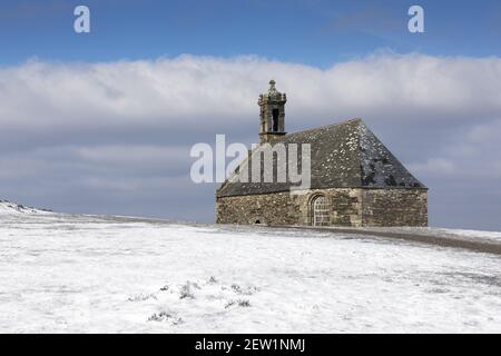 Francia, Finistere, Parco Naturale Regionale Armorico, Monti Aree, Braspart, Monte Saint Michel, Cappella di Saint Michel sotto la neve Foto Stock