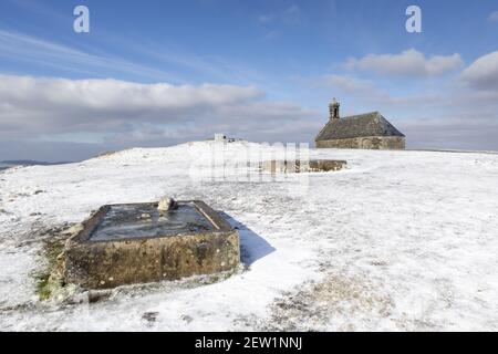 Francia, Finistere, Parco Naturale Regionale Armorico, Monti Aree, Braspart, Monte Saint Michel, Cappella di Saint Michel sotto la neve Foto Stock