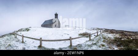 Francia, Finistere, Parco Naturale Regionale Armorico, Monti Aree, Braspart, Monte Saint Michel, Cappella di Saint Michel sotto la neve Foto Stock