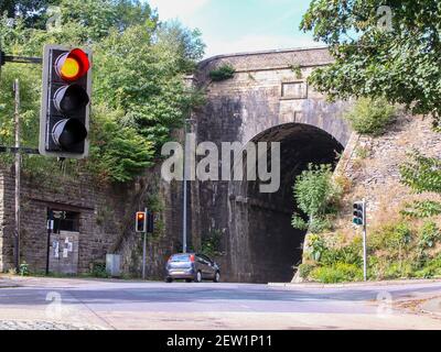 Ponte stradale sotto il Macclesfield Canal, Bollington, Cheshire Foto Stock