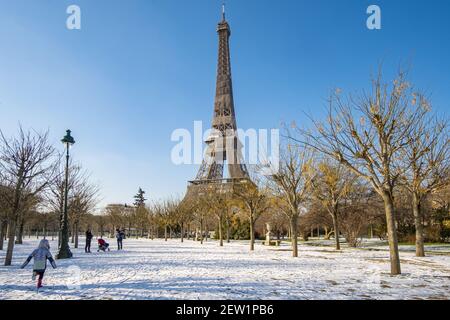 Francia, Parigi, gli Champs de Mars e la Torre Eiffel sotto la neve Foto Stock