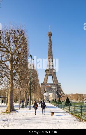 Francia, Parigi, gli Champs de Mars e la Torre Eiffel sotto la neve Foto Stock