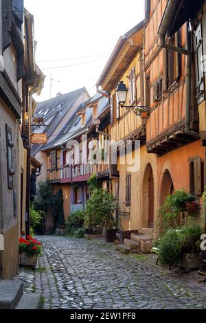 Francia, Alto Reno, Alsazia strada del vino, Eguisheim, etichettato Les Plus Beaux Villages de France (i più bei villaggi di Francia), rue des Remparts, tradizionali case a graticcio Foto Stock