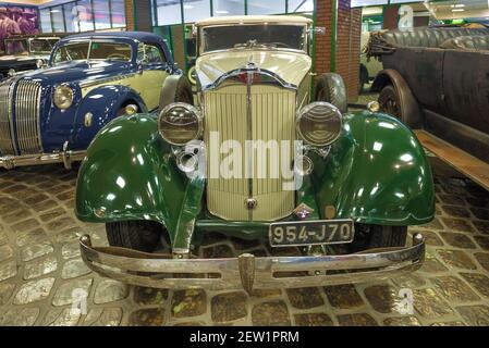 ARKHANGELSKOE, RUSSIA - 26 AGOSTO 2020: Auto retrò Packard otto primo piano. Vista frontale. Museo della tecnologia di Vadim Zadorozhny Foto Stock