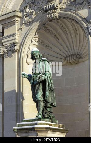 Francia, Meurthe et Moselle, Nancy, statua di Jacques Callot su Place Vaudemont (piazza Vaudemont) vicino a piazza Stanislas (ex piazza reale) costruita da Stanislas Leszczynski, re di Polonia e ultimo duca di Lorena nel 18 ° secolo, elencato come Patrimonio Mondiale dell'UNESCO Foto Stock