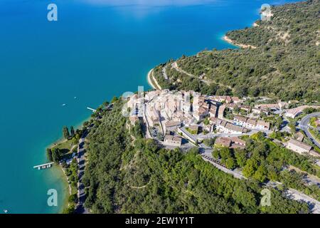 Francia, Alpi dell'alta Provenza, villaggio di Sainte Croix du Verdon e lago Sainte Croix (vista aerea) Foto Stock