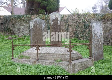 Vecchie lapidi nella Chiesa di San giorno a San giorno, Cornovaglia Foto Stock