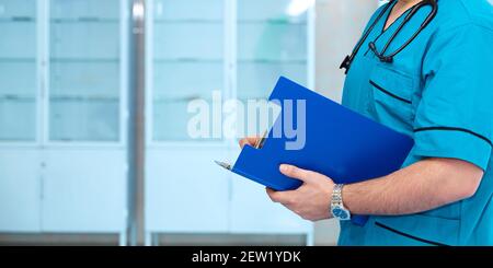 Concetto sanitario e medico. Medico medico con stetoscopio in mano e i pazienti vengono alla base dell'ospedale. Sfondo ampio divieto promozionale Foto Stock